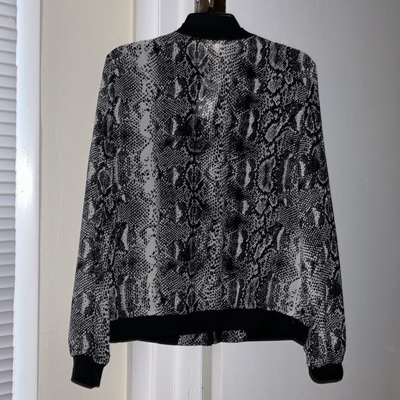 🖤🤍🖤Animal Print Jacket Style Blouse🖤🤍🖤 - Picture 2 of 3
